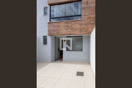 Casa à venda com 103m², 3 quartos e 2 vagas Casa à venda com 103m², 3 quartos e 2 vagasFachada