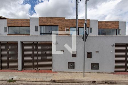 Casa à venda com 103m², 3 quartos e 2 vagas Casa à venda com 103m², 3 quartos e 2 vagasFachada