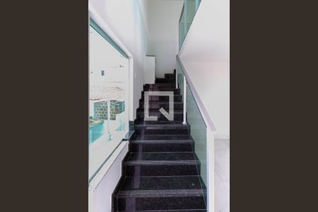 Apartamento à venda com 180m², 3 quartos e 2 vagas Apartamento à venda com 180m², 3 quartos e 2 vagasEscada