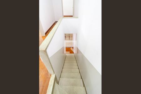 Casa à venda com 112m², 3 quartos e 3 vagas Casa à venda com 112m², 3 quartos e 3 vagasEscadas
