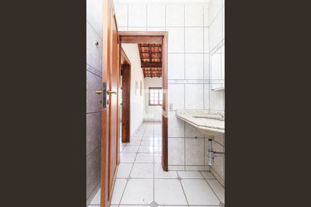 Casa à venda com 300m², 6 quartos e 4 vagas Casa à venda com 300m², 6 quartos e 4 vagasSala - Piso 3 - Banheiro