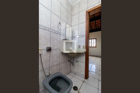 Casa à venda com 300m², 6 quartos e 4 vagas Casa à venda com 300m², 6 quartos e 4 vagasSala 2 - Piso 3 - Banheiro