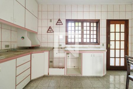 Casa à venda com 300m², 6 quartos e 4 vagas Casa à venda com 300m², 6 quartos e 4 vagasCozinha