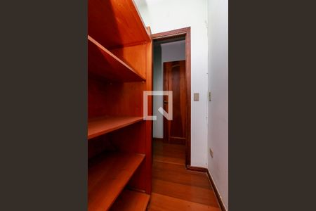 Casa à venda com 300m², 6 quartos e 4 vagas Casa à venda com 300m², 6 quartos e 4 vagasQuarto 6