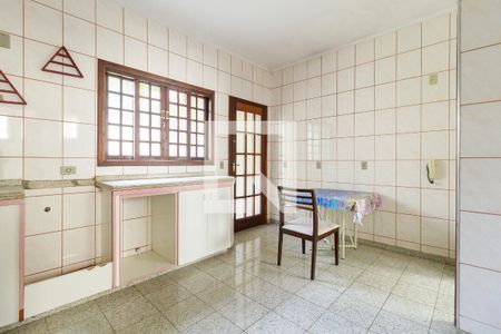 Casa à venda com 300m², 6 quartos e 4 vagas Casa à venda com 300m², 6 quartos e 4 vagasCozinha