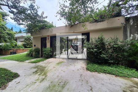 Casa à venda com 250m², 3 quartos e 4 vagas Casa à venda com 250m², 3 quartos e 4 vagasFachada