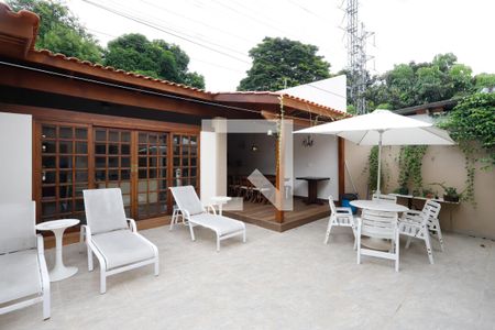 Casa à venda com 250m², 3 quartos e 4 vagas Casa à venda com 250m², 3 quartos e 4 vagasQuintal