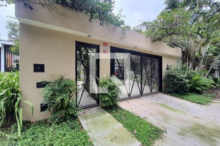 Casa à venda com 250m², 3 quartos e 4 vagas Casa à venda com 250m², 3 quartos e 4 vagasFachada