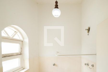 Casa à venda com 256m², 2 quartos e 2 vagasBanheiro - Suíte 