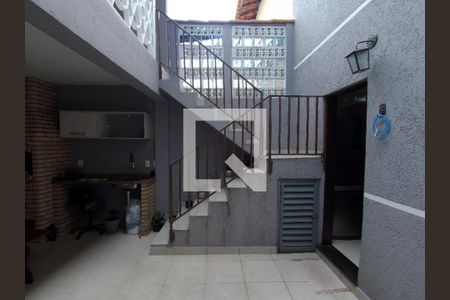 Casa à venda com 100m², 3 quartos e 2 vagasEscada acesso a varanda / Área de serviço