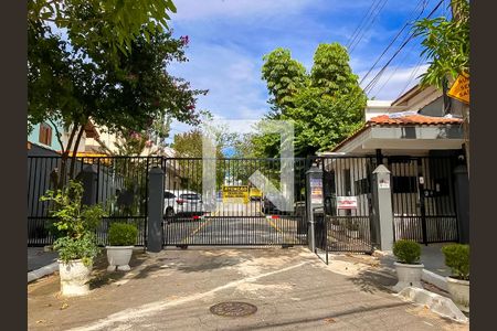 Casa de condomínio para alugar com 200m², 3 quartos e 3 vagasFachada