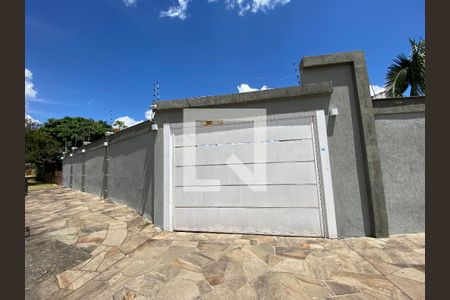 Casa à venda com 400m², 3 quartos e 2 vagas Casa à venda com 400m², 3 quartos e 2 vagasFachada