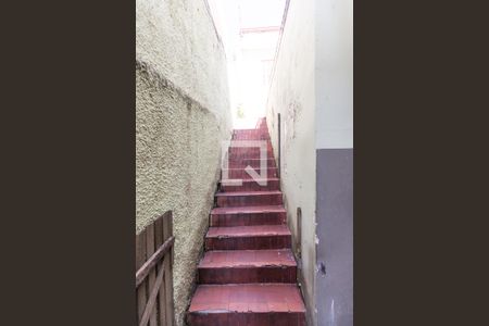 Casa à venda com 200m², 3 quartos e 2 vagas Casa à venda com 200m², 3 quartos e 2 vagasEscada