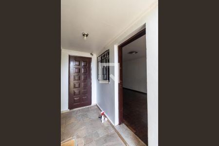 Casa à venda com 200m², 3 quartos e 2 vagas Casa à venda com 200m², 3 quartos e 2 vagasHall