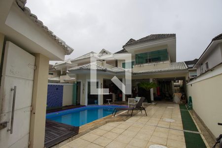 Casa de condomínio à venda com 350m², 5 quartos e 3 vagas Casa de condomínio à venda com 350m², 5 quartos e 3 vagasQuintal