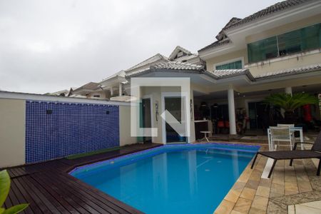 Casa de condomínio à venda com 350m², 5 quartos e 3 vagas Casa de condomínio à venda com 350m², 5 quartos e 3 vagasPiscina