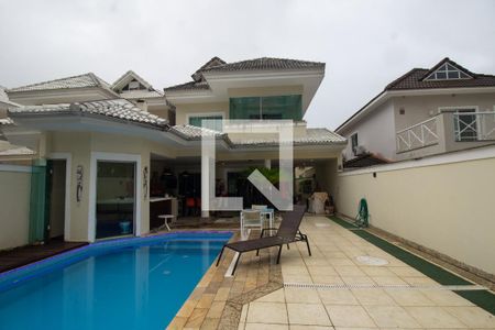 Casa de condomínio à venda com 350m², 5 quartos e 3 vagas Casa de condomínio à venda com 350m², 5 quartos e 3 vagasQuintal