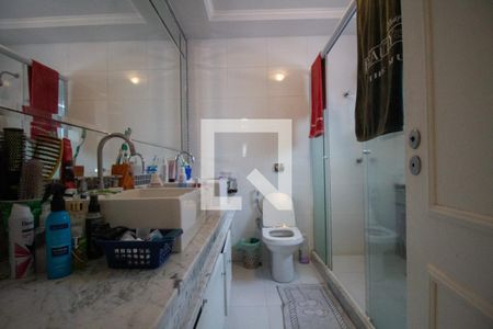 Casa de condomínio à venda com 350m², 5 quartos e 3 vagas Casa de condomínio à venda com 350m², 5 quartos e 3 vagasBanheiro da Suíte 2