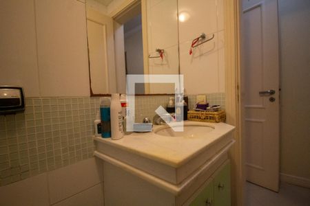 Casa de condomínio à venda com 350m², 5 quartos e 3 vagas Casa de condomínio à venda com 350m², 5 quartos e 3 vagasBanheiro da Suíte 1