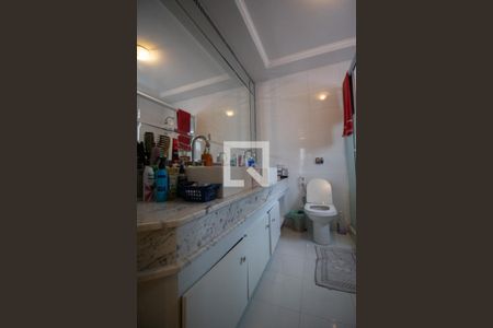 Casa de condomínio à venda com 350m², 5 quartos e 3 vagas Casa de condomínio à venda com 350m², 5 quartos e 3 vagasBanheiro da Suíte 2