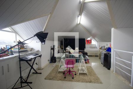 Casa de condomínio à venda com 350m², 5 quartos e 3 vagas Casa de condomínio à venda com 350m², 5 quartos e 3 vagasSotão