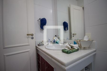 Casa de condomínio à venda com 350m², 5 quartos e 3 vagas Casa de condomínio à venda com 350m², 5 quartos e 3 vagasBanheiro da Suíte 4