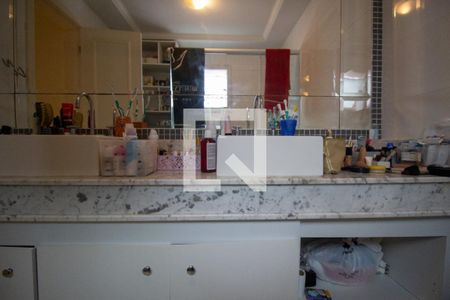 Casa de condomínio à venda com 350m², 5 quartos e 3 vagas Casa de condomínio à venda com 350m², 5 quartos e 3 vagasBanheiro da Suíte 2