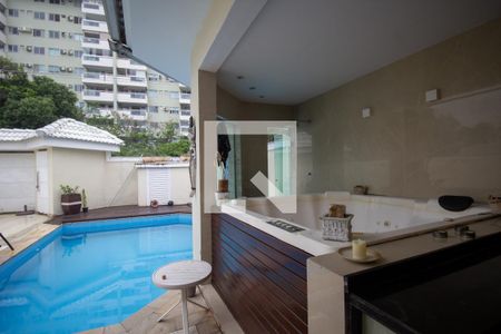 Casa de condomínio à venda com 350m², 5 quartos e 3 vagas Casa de condomínio à venda com 350m², 5 quartos e 3 vagasHidro