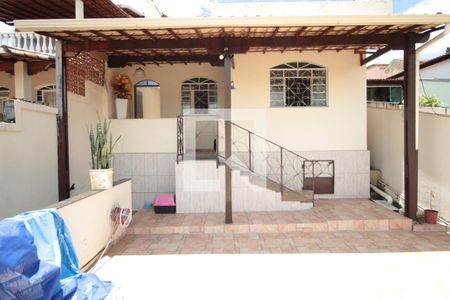 Casa à venda com 240m², 2 quartos e 2 vagasQuintal