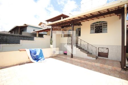 Casa à venda com 240m², 2 quartos e 2 vagasQuintal