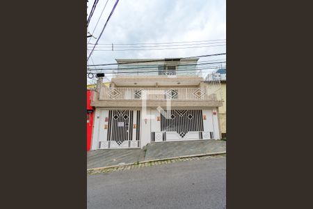 Casa à venda com 290m², 4 quartos e 3 vagas Casa à venda com 290m², 4 quartos e 3 vagasFachada