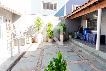 Casa à venda com 240m², 3 quartos e 3 vagas Casa à venda com 240m², 3 quartos e 3 vagasQuintal
