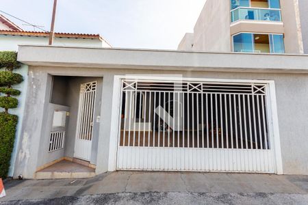 Casa à venda com 240m², 3 quartos e 3 vagas Casa à venda com 240m², 3 quartos e 3 vagasFachada