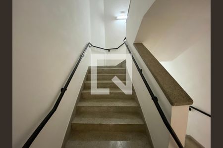 Apartamento à venda com 84m², 2 quartos e 1 vagaEscada