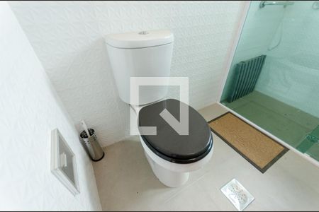 Casa à venda com 225m², 4 quartos e 2 vagas Casa à venda com 225m², 4 quartos e 2 vagasBanheiro 1