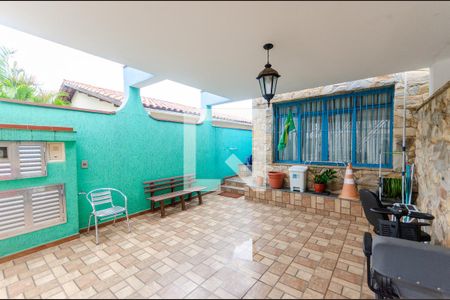 Casa à venda com 225m², 4 quartos e 2 vagas Casa à venda com 225m², 4 quartos e 2 vagasGaragem