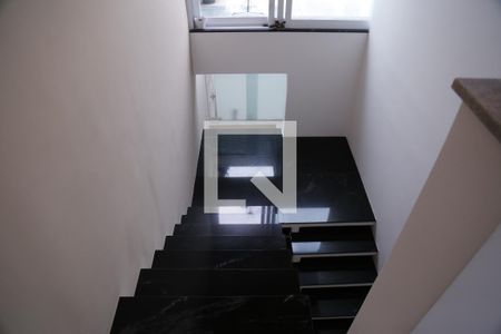Casa à venda com 250m², 3 quartos e 2 vagasEscada
