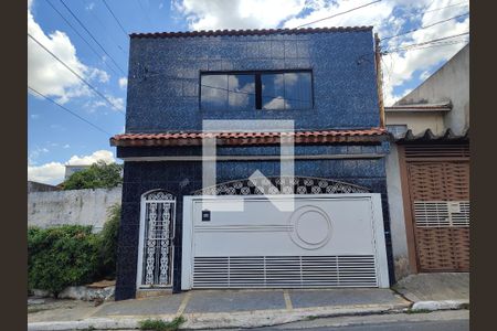 Casa à venda com 96m², 3 quartos e 2 vagas Casa à venda com 96m², 3 quartos e 2 vagasFachada