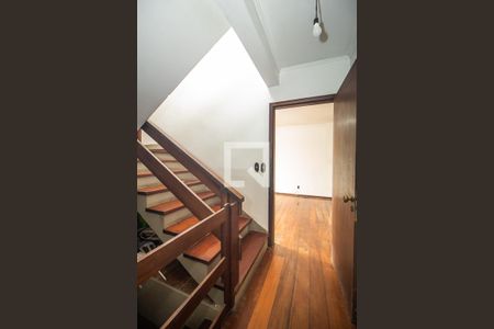 Casa à venda com 347m², 4 quartos e 2 vagasEscada