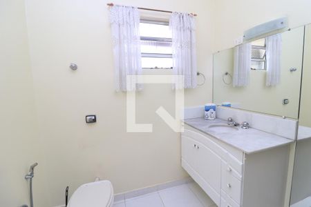 Casa à venda com 176m², 3 quartos e 2 vagasBanheiro