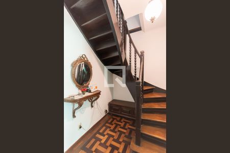 Casa à venda com 368m², 4 quartos e 2 vagasEscada