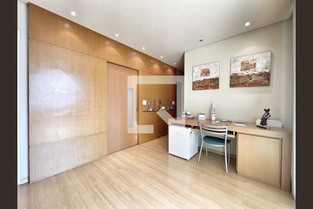 Casa à venda com 450m², 5 quartos e 4 vagasEscritório