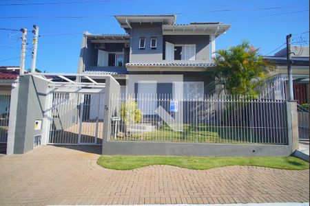 Casa à venda com 220m², 4 quartos e 2 vagas Casa à venda com 220m², 4 quartos e 2 vagasFachada