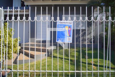 Casa à venda com 220m², 4 quartos e 2 vagas Casa à venda com 220m², 4 quartos e 2 vagasFachada