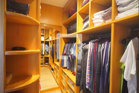 Casa à venda com 220m², 4 quartos e 2 vagas Casa à venda com 220m², 4 quartos e 2 vagasCloset