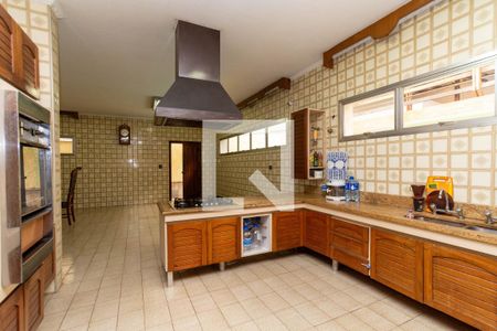 Casa à venda com 530m², 5 quartos e 5 vagas Casa à venda com 530m², 5 quartos e 5 vagasCozinha