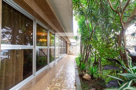 Casa à venda com 530m², 5 quartos e 5 vagas Casa à venda com 530m², 5 quartos e 5 vagasFrente