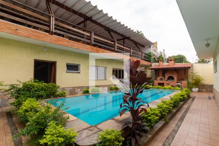 Casa à venda com 530m², 5 quartos e 5 vagas Casa à venda com 530m², 5 quartos e 5 vagasÁrea comum - Piscina