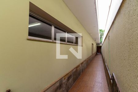 Casa à venda com 530m², 5 quartos e 5 vagas Casa à venda com 530m², 5 quartos e 5 vagasCorredor lateral