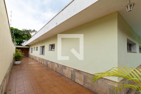 Casa à venda com 530m², 5 quartos e 5 vagas Casa à venda com 530m², 5 quartos e 5 vagasCorredor lateral